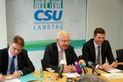 (v.l.n.r.) Staatssekretär a.D. Kjell Eberhardt, CSU-Fraktionsvorsitzender Thomas Kreuzer und Mike Mohring, Vorsitzender der Fraktionsvorsitzendenkonferenz von CDU/CSU stellten die Ergebnisse der Schulstudie 2014 vor.